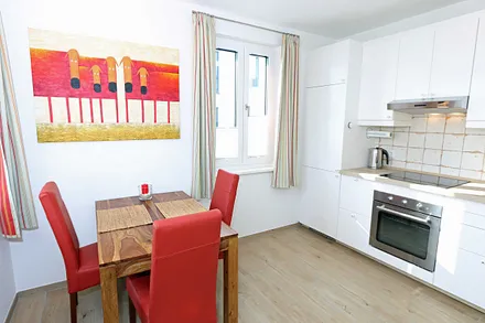 großer Holzesstisch mit bequemen Lederstühlen