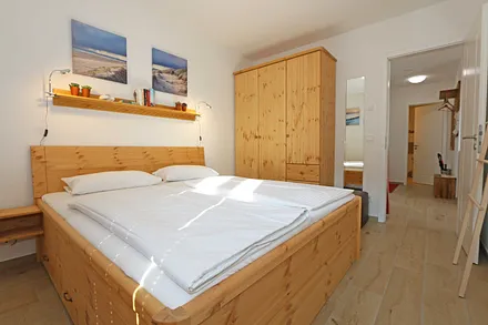 Schlafzimmer mit Doppelbett