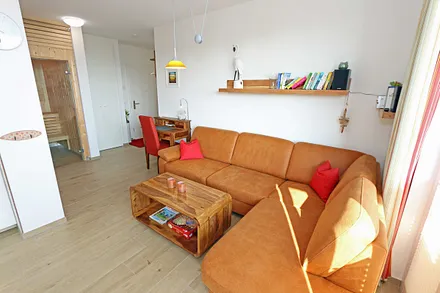 Wohn-/ Küchenbereich mit Eckcouch (Schlafgelegenheit für die 3. Person 1,20 m x 2,00 m),Echtholzmöbeln aus Palisander,Couchtisch,Sideboard,Smart-TV,Mini-Stereo-Anlage mit USB-Anschluss & Bücherregal