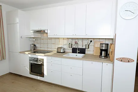 Küchenbereich verfügtüber Kühlschrank mit Gefrierschrank, Induktionsherd, Dunstabzugshaube, Spülmaschine, Toaster, Wasserkocher, Kaffeemaschine mit Thermoskanne & Rührgerät 