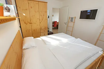 Doppelbett mit TV