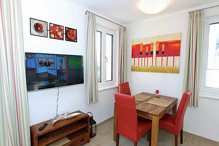 TV mit Esstisch