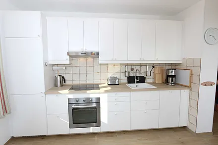 Küchenbereich verfügtüber Kühlschrank mit Gefrierschrank, Induktionsherd, Dunstabzugshaube, Spülmaschine, Toaster, Wasserkocher, Kaffeemaschine mit Thermoskanne & Rührgerät 