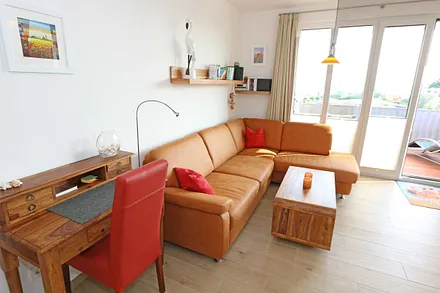 Wohn-/ Küchenbereich mit Eckcouch (Schlafgelegenheit für die 3. Person 1,20 m x 2,00 m),Echtholzmöbeln aus Palisander,Couchtisch,Sideboard,Smart-TV,Mini-Stereo-Anlage mit USB-Anschluss & Bücherregal
