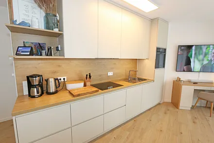 Küchenzeile mit hochwertigen Miele-Geräten, Ceran-Kochfeld, Backofen, Spülmaschine, Kühlschrank mit Gefrierkombination, Mikrowelle, Kaffeemaschine, Toaster & Wasserkocher 