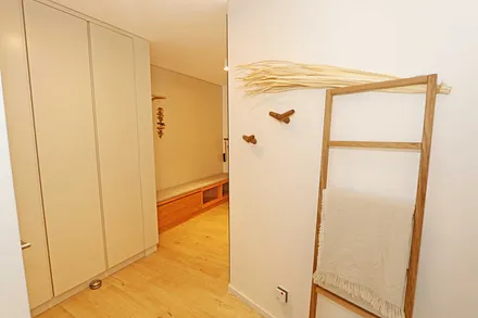 heller Flur mit Schrank