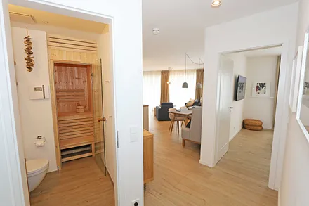 Flur mit Blick ins Badezimmer und Sauna