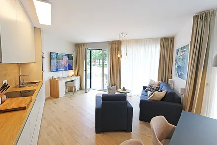 offener Wohn- und Essbereich mit Smart-TV