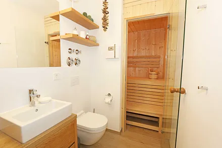 modernes Badezimmer mit Sauna zur Nutzung