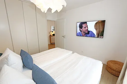 1.  Schlafzimmer mit Doppelbett und TV