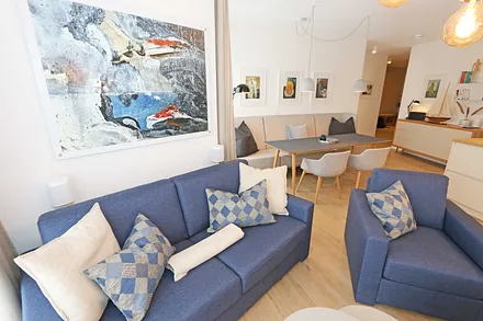 Wohnzimmer mit gemütlicher Couch