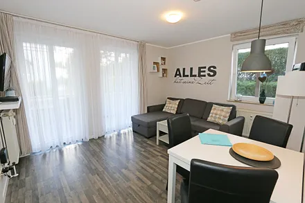 Wohnbereich mit gemütlicher Eckcouch ( Ausziehfunktion 1,40 m x 2,00 m für 3./ 4. Person), Couchtisch, Leselampe, Smart-TV, Bluetooth Stereoanlage mit CD-Player (MP3-fähig mit USB-Anschluss)