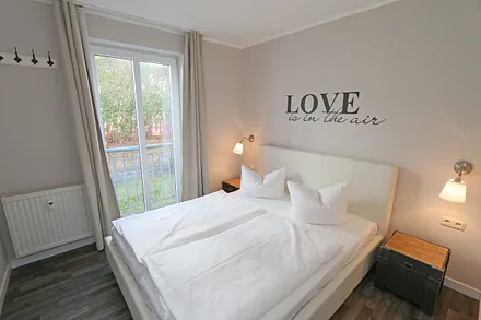 Schlafzimmer mit Boxspringbett (1,60 m x 2,00 m) und Nachttischkonsolen