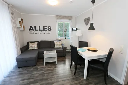 Wohnbereich mit gemütlicher Eckcouch ( Ausziehfunktion 1,40 m x 2,00 m für 3./ 4. Person), Couchtisch, Leselampe, Smart-TV, Bluetooth Stereoanlage mit CD-Player (MP3-fähig mit USB-Anschluss)