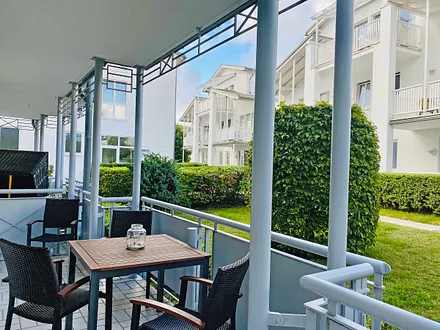 geräumiger und bestuhlter Südbalkon