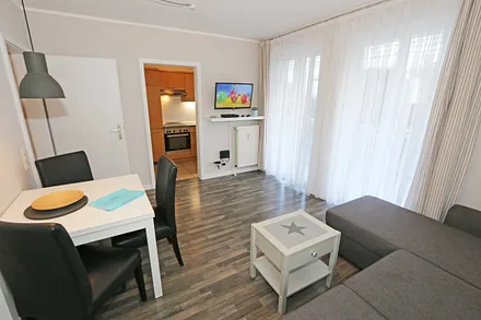 Wohnbereich mit gemütlicher Eckcouch ( Ausziehfunktion 1,40 m x 2,00 m für 3./ 4. Person), Couchtisch, Leselampe, Smart-TV, Bluetooth Stereoanlage mit CD-Player (MP3-fähig mit USB-Anschluss)