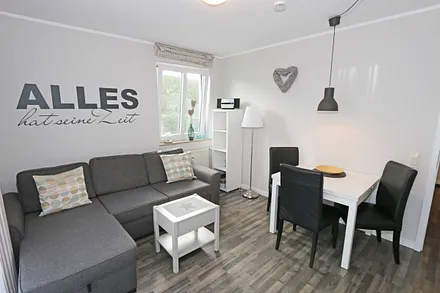 Wohnbereich mit  Tisch (ausziehbar) und 4 Stühlen