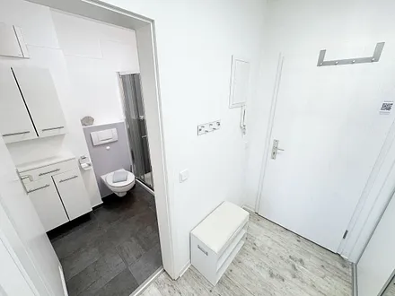 Eingangsbereich mit Blick in das innenliegende Badezimmer