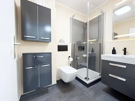 Bad mit Waschbecken, Dusche, WC, Kosmetikspiegel, Handtuchheizkörper