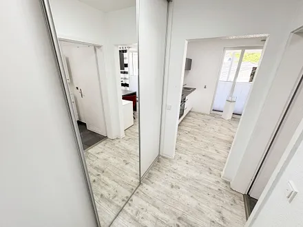 freundlicher Eingangsbereich mit deckenhohem Einbauschrank