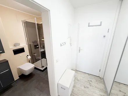 Eingangsbereich mit Blick in das innenliegende Badezimmer