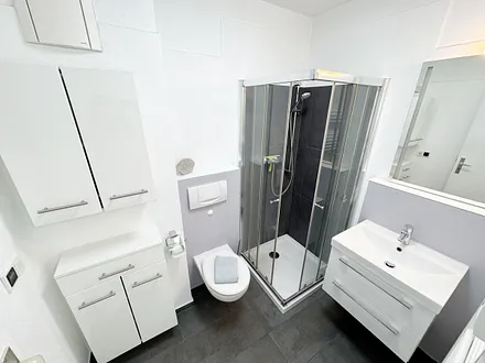 innenliegendes Bad mit Waschbecken, Dusche mit niedrigem Einstieg, WC, Kosmetikspiegel, Handtuchheizkörper