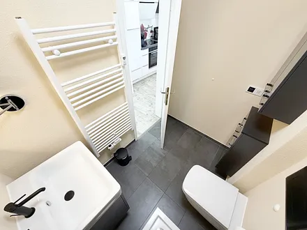 Bad mit Waschbecken, Dusche, WC, Kosmetikspiegel, Handtuchheizkörper