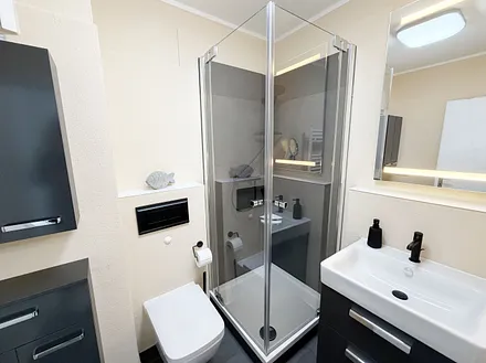 Bad mit Waschbecken, Dusche, WC, Kosmetikspiegel, Handtuchheizkörper