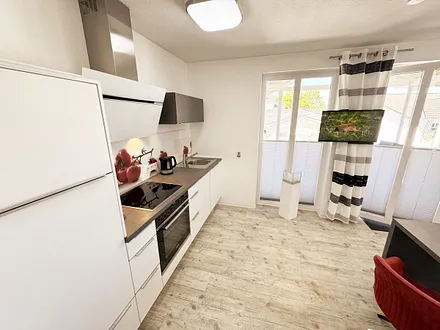 offene und moderne Küchenzeile mit hochwertigen Elektrogeräten