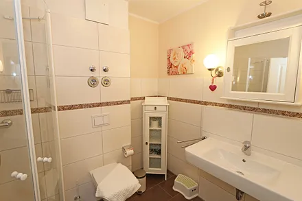 Badezimmer mit Waschbecken und WC