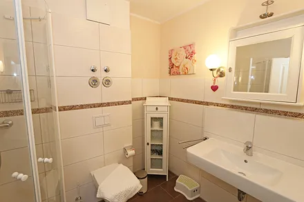 Badezimmer mit Waschbecken und WC