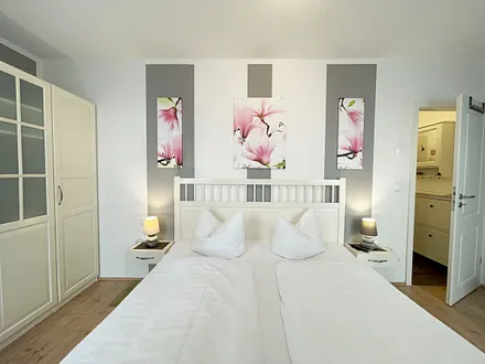 Schlafzimmer mit Doppelbett