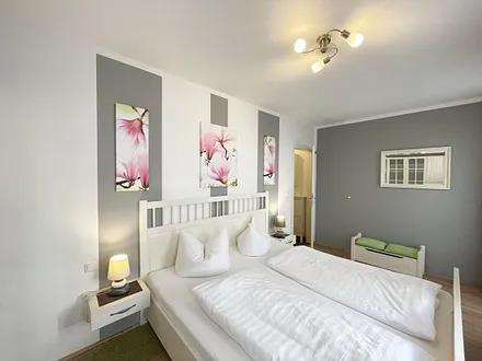 Schlafzimmer mit Doppelbett