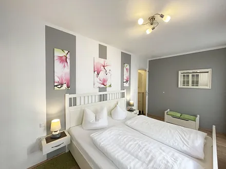 Schlafzimmer mit Doppelbett