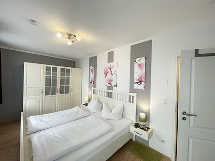 Schlafzimmer mit Kleiderschrank