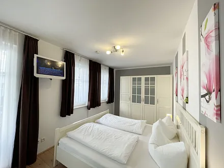 Schlafzimmer mit Kleiderschrank