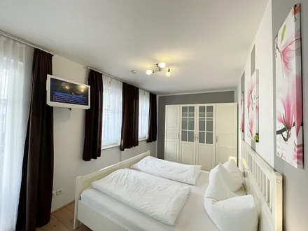Schlafzimmer mit Kleiderschrank