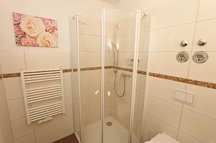 Badezimmer mit Dusche