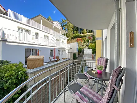 bestuhlter Balkon in ruhiger Lage