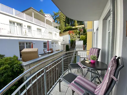 bestuhlter Balkon in ruhiger Lage