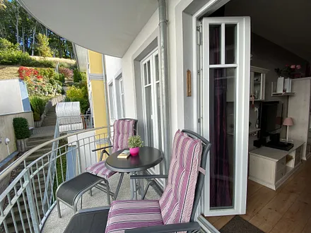 bestuhlter Balkon lädt zum Entspannen ein