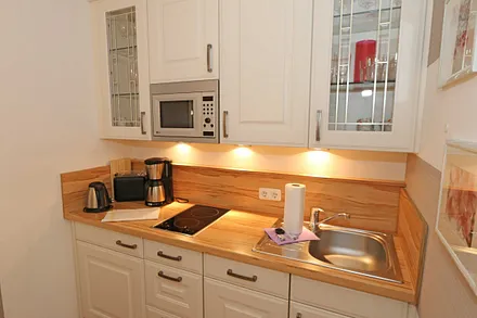 Küchenzeile mit allem was benötigt wird