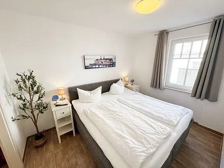 1. Schlafzimmer mit Boxspringbett