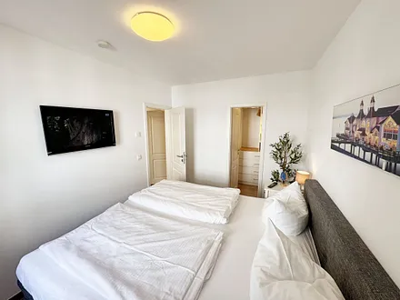 1. Schlafzimmer mit Boxspringbett und Kleiderkammer