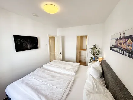 1. Schlafzimmer mit Boxspringbett und Kleiderkammer