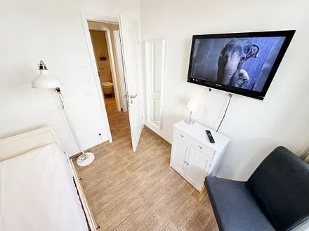 2. Schlafzimmer mit Kojenbett und TV
