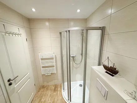 Dusche mit flachem Duscheinstieg