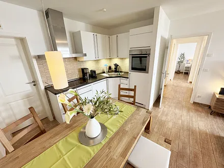 Esstisch und Küchenzeile