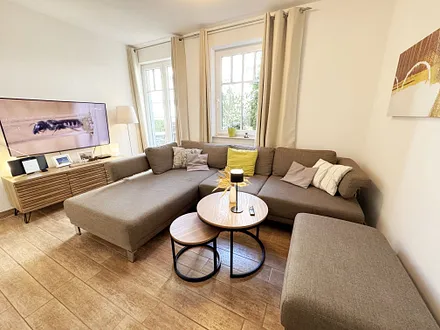 Wohnzimmer mit gemütlicher Couch