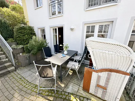 Villa Rosa Whg. 09 StrandGut mit einem Strandkorb auf der Terrasse